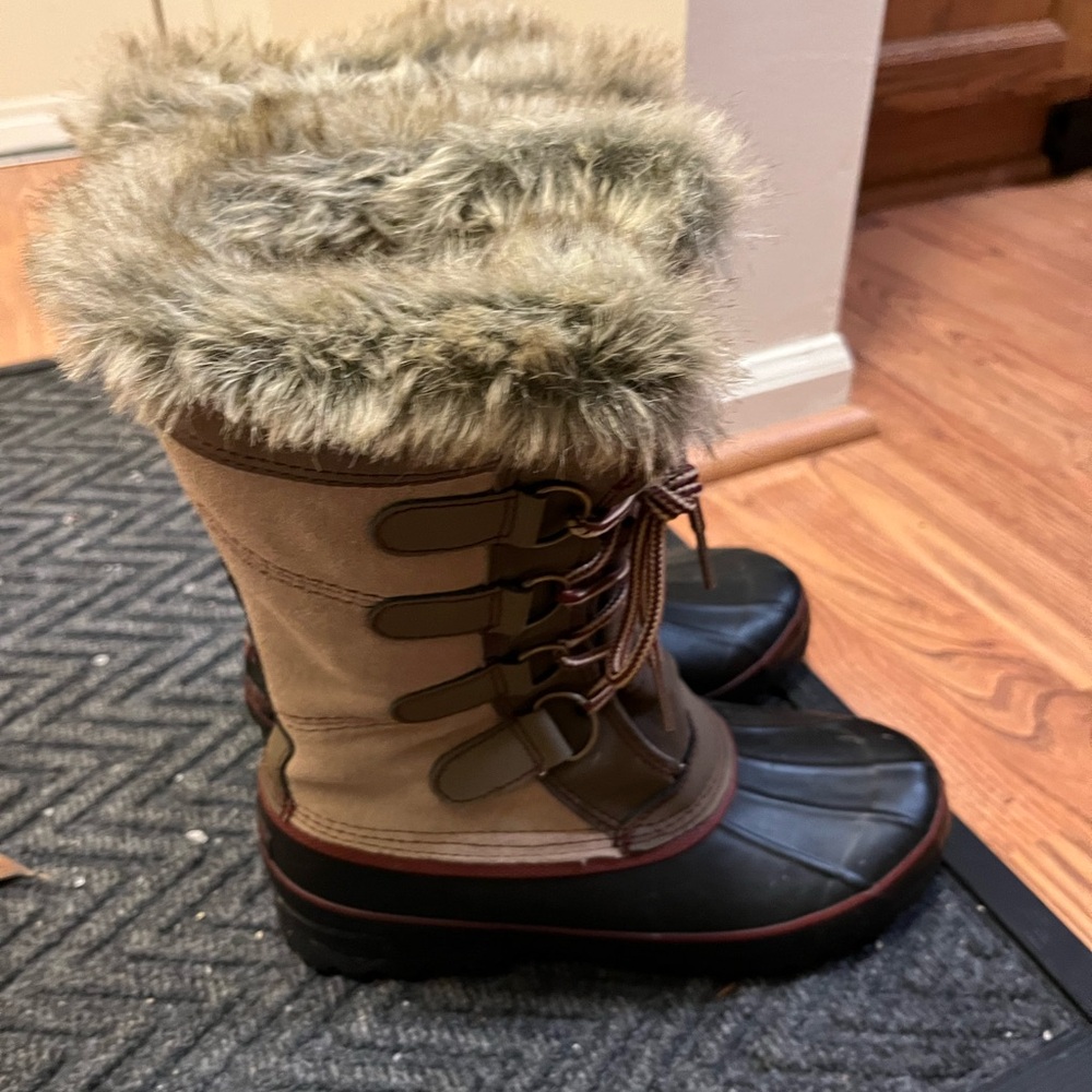 Khombu Tan and Black Winter Boots with Fur Trim